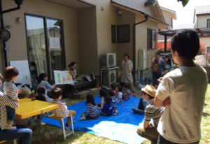 お庭での読み聞かせの様子