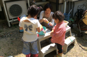 水遊びをする子どもたち